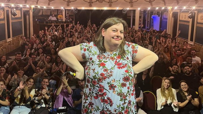 Fanática de tomar siesta: Quién es Laila Roth, la única humorista extranjera confirmada para Viña 2023