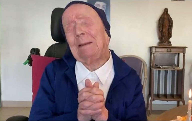 La mujer más longeva del mundo murió mientras dormía: Nació en 1904 y era monja