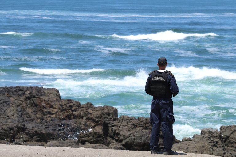 Estaba con amigos en roqueríos: Niño de 14 años fue arrastrado por el mar en Coquimbo