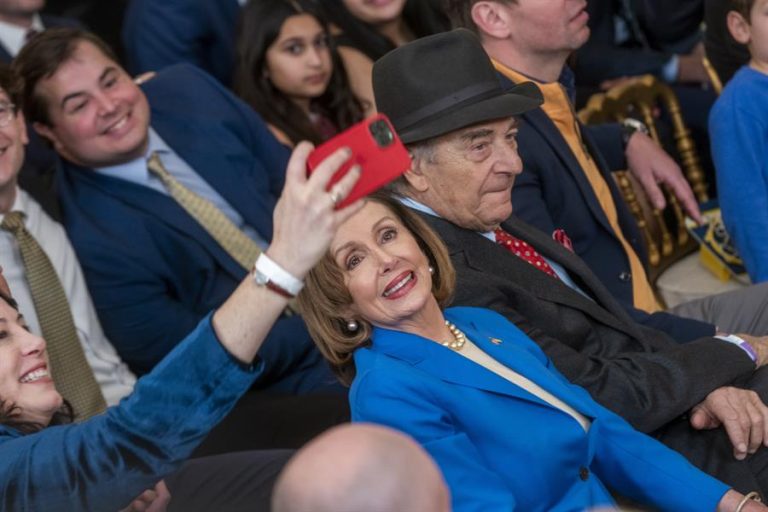 Revelan que Nancy Pelosi realiza exorcismos en su casa tras ataque a su esposo con un martillo