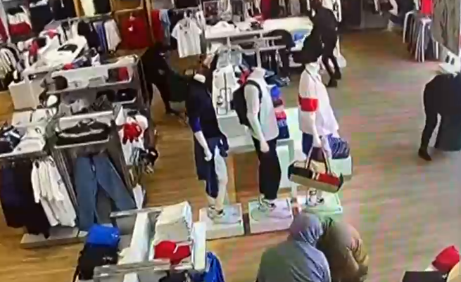 Estaban armados y encapuchados: Banda de delincuentes realizó violento asalto a tienda de mall en Quilicura