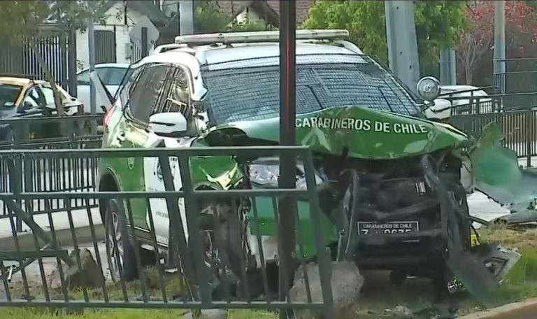 Patrulla de Carabineros terminó destruida al incrustarse en reja perimetral en Puente Alto
