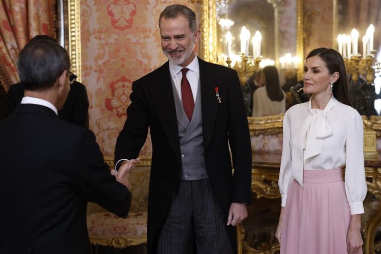 El motivo por el que embajador iraní se rehusó a darle la mano a la reina Letizia de España