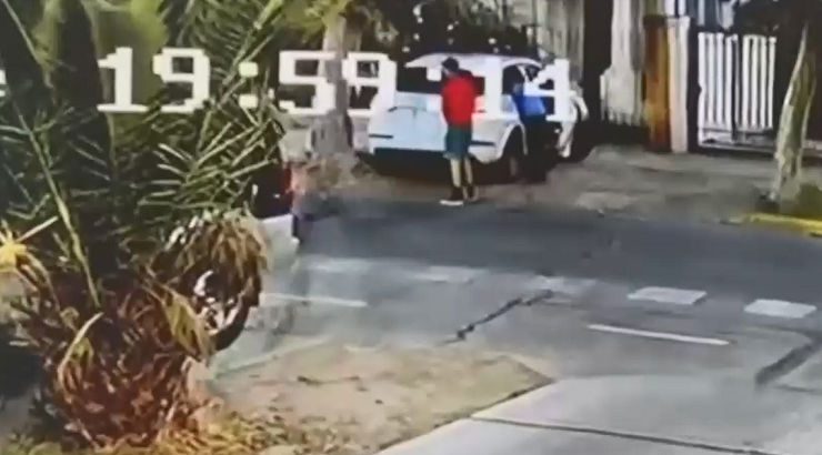 Violento portonazo en Ñuñoa: Menores de edad que andaban a pie amedrentaron a mujer a metros de su casa