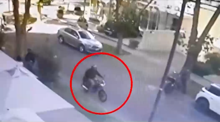 Motochorros a balazos: Cámaras registraron violento asaltos a extranjeros con su hija en Las Condes