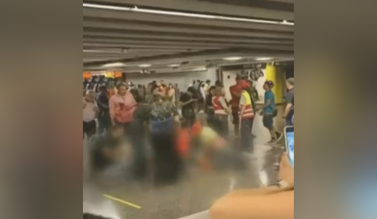 Dos jóvenes resultaron apuñaladas en plena boletería de estación Tobalaba: Servicio fue evacuado