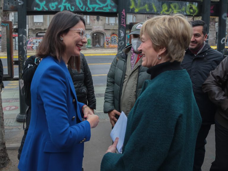 Evelyn Matthei desmiente haber borrado a Irací Hassler de foto en Twitter: 