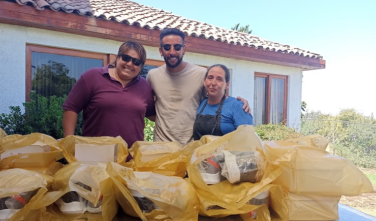 El noble gesto de Mauricio Isla: Regaló zapatillas a trabajadores de San Carlos de Apoquindo