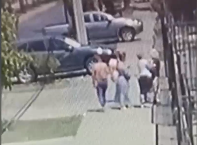 La víctima fue una adulta mayor: Mujeres delincuentes lanzaron yogurt para concretar robo en Huechuraba