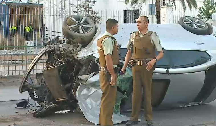 Accidente de tránsito dejó un fallecido en Maipú: Vehículo arrasó con una palmera y un semáforo