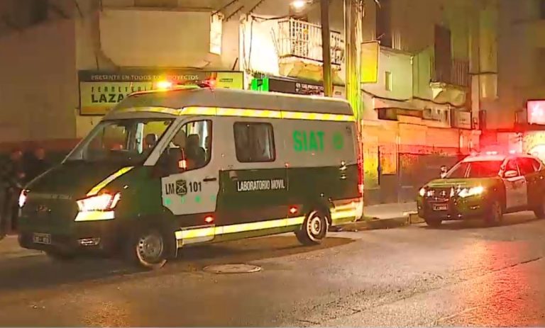 Quedó en estado grave: Pareja atropelló a ladrón que les robó el celular durante semáforo en rojo en Recoleta