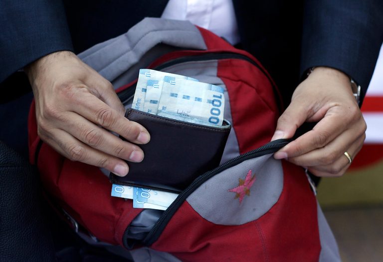 Comenzó el pago del Aporte Canasta Básica de enero: Consulta aquí con tu RUT si recibes el nuevo monto