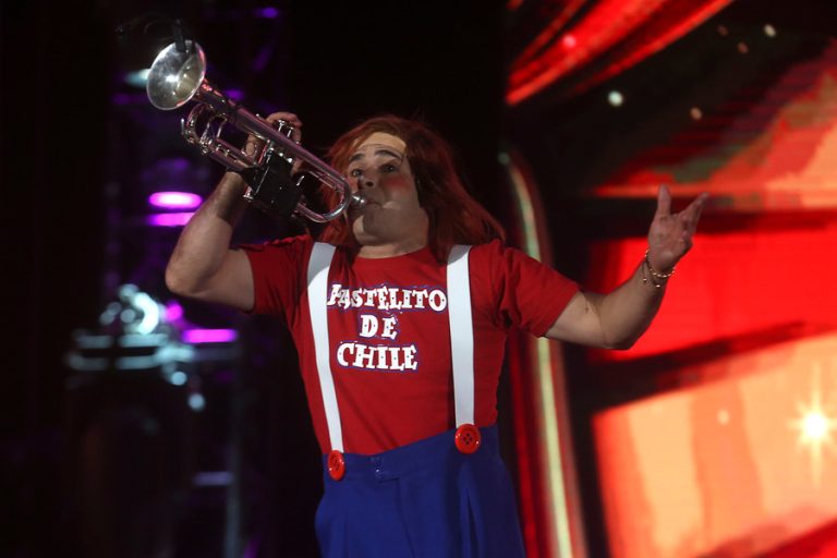 Pastelito se defendió tras ser acusado de lanzar chiste xenófobo en pleno show: 