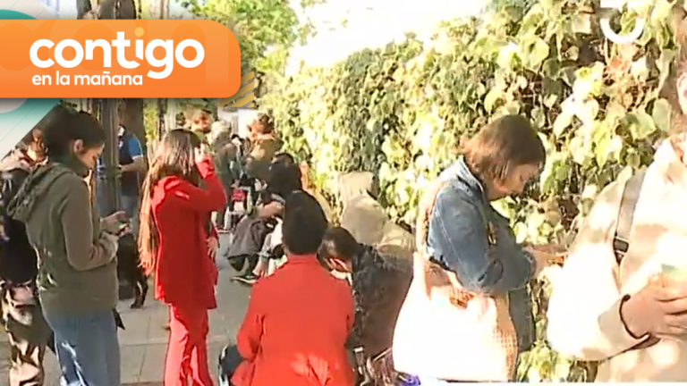 Largas filas por un cupo: Apoderados duermen afuera del colegio para conseguir matrículas