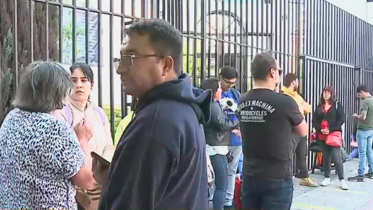 Apoderados duermen afuera de colegios para conseguir matrícula 2023