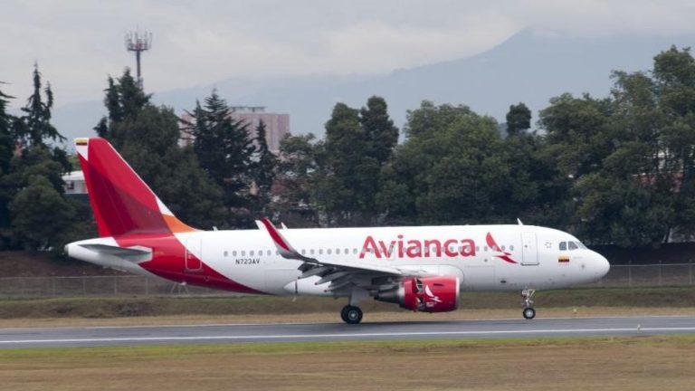 Inédito hecho: Hallan dos cuerpos en avión que aterrizó en Colombia y venía de Chile