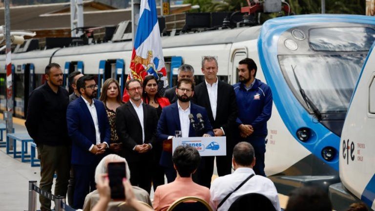Presidente Gabriel Boric anuncia tren Santiago-Valparaíso: Primer viaje sería en 2030