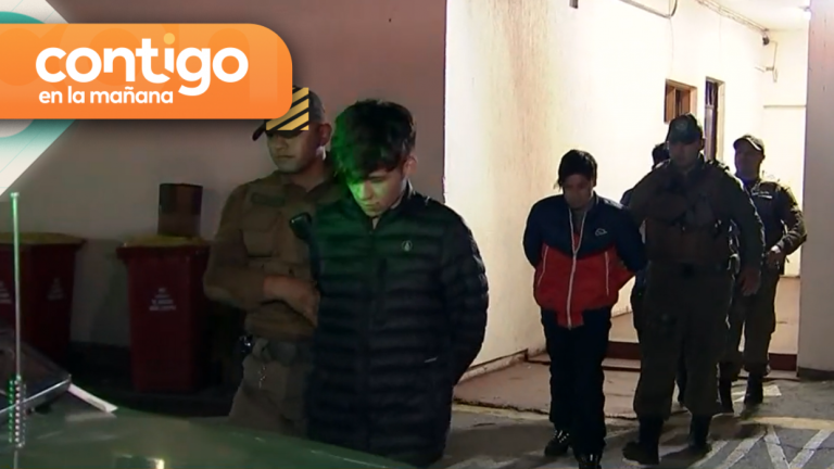 Sujeto le sacó auto a su abuelita para cometer un tour delictual: Tras persecución fueron detenidos