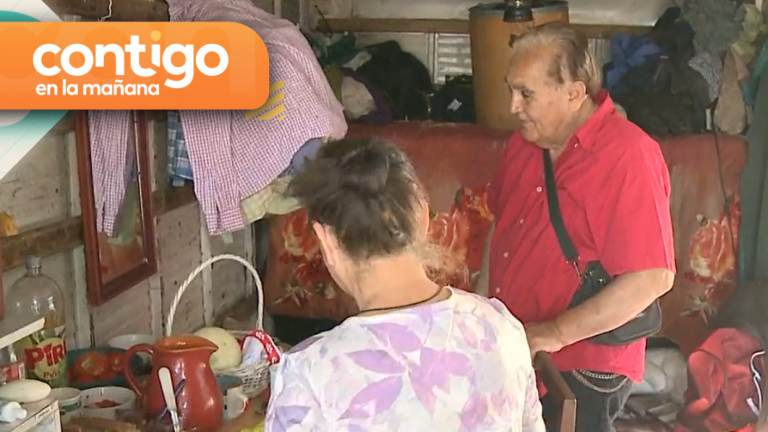 “No podemos estar en estas condiciones”: Pareja de adultos mayores vive en camión por falta de dinero