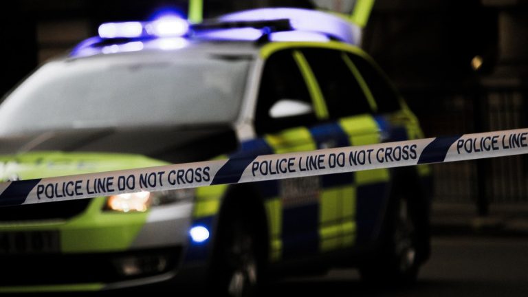 Niño de 6 años hiere gravemente a su profesora tras dispararle en la sala de clases en EE.UU.