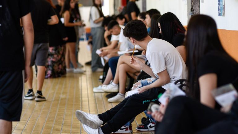 Becas y bonos para estudiantes secundarios y universitarios: ¿Cómo postular y cuáles son los requisitos?