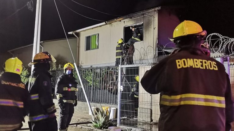 Madre e hijo murieron en incendio en Ovalle: Una joven se salvó lanzándose de un segundo piso