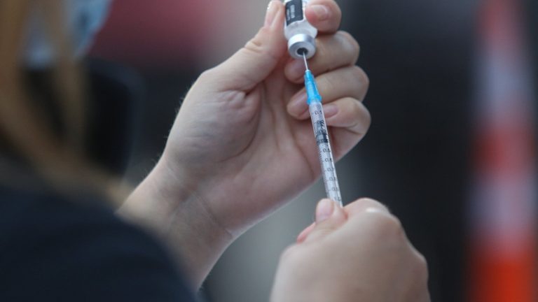 ¿Dónde vacunarme? Ya comenzó la inoculación para nuevos grupos etarios con dosis bivalente contra el COVID-19