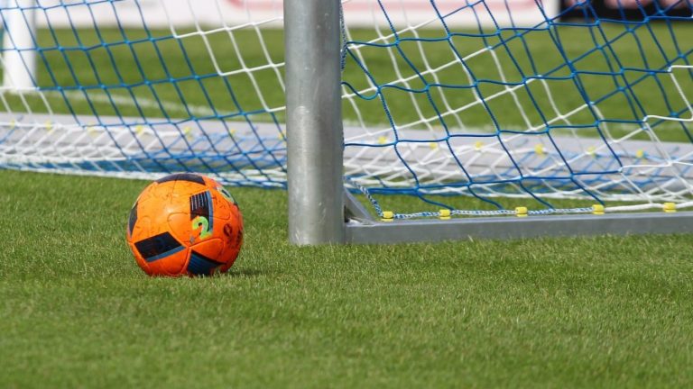 Árbitra mostró la primera tarjeta blanca de la historia: ¿Para qué sirve y cuándo se utiliza?