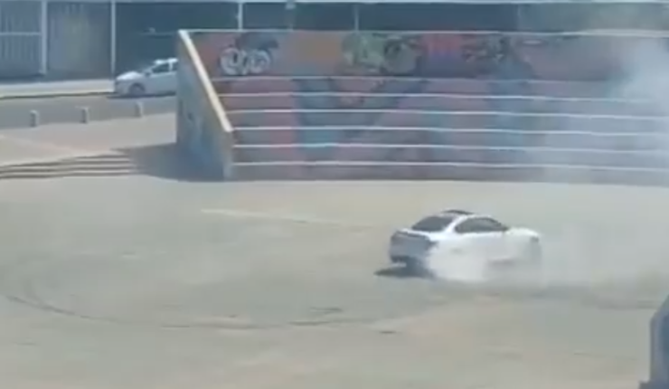 Conductor realizó peligroso derrape al interior de anfiteatro en Antofagasta a plena luz del día