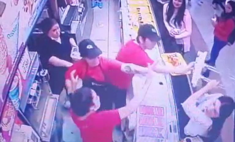 Lanzaron hasta completos: Furiosos clientes atacaron a trabajadores de local de comida rápida en Puerto Montt