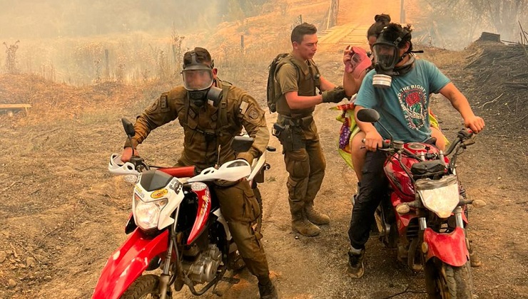 Hasta le pasaron mascarillas: Carabineros rescató a mujer embarazada y a niño de incendio en Santa Juana