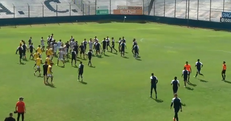 Combos, corridas y un jugador en la clínica: Partido amistoso terminó con escandalosa pelea en Argentina