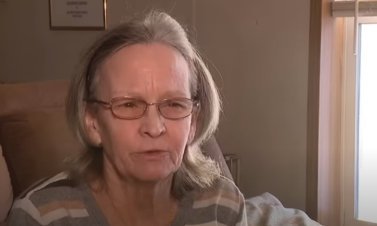 Adulta mayor tenía su auto averiado, se encontró $12 millones, los devolvió y fue sorprendida con uno nuevo