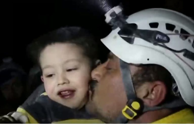 Una esperanza: Niño fue salvado de los escombros y su felicidad contagió de emoción a rescatistas en Siria