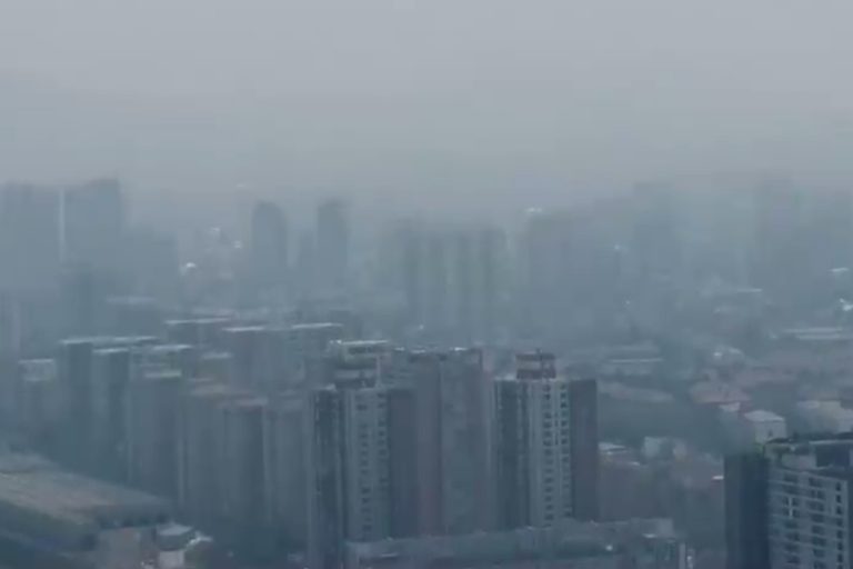 Nube de humo sobre Santiago: Conozca las causas y las precauciones a tomar para evitar complicaciones de salud