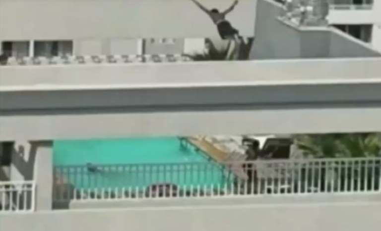 Menores de edad y sin supervisión: Captan a jóvenes lanzándose a la piscina desde la azotea de un edificio