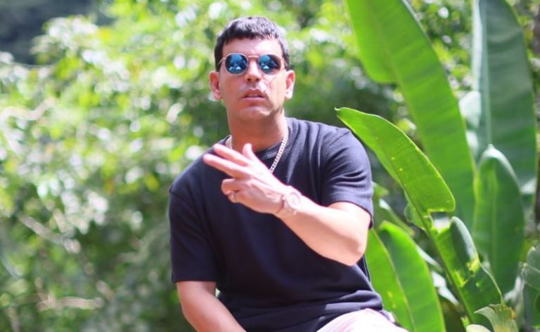 ¿El Patrón modo albo? Tito El Bambino revolucionó las redes al posar con camiseta de Colo Colo