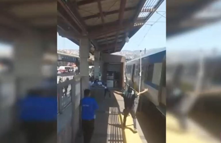 Captan violento ataque en Merval: Sujetos apuñalaron a un hombre y lo dejaron herido en pleno andén