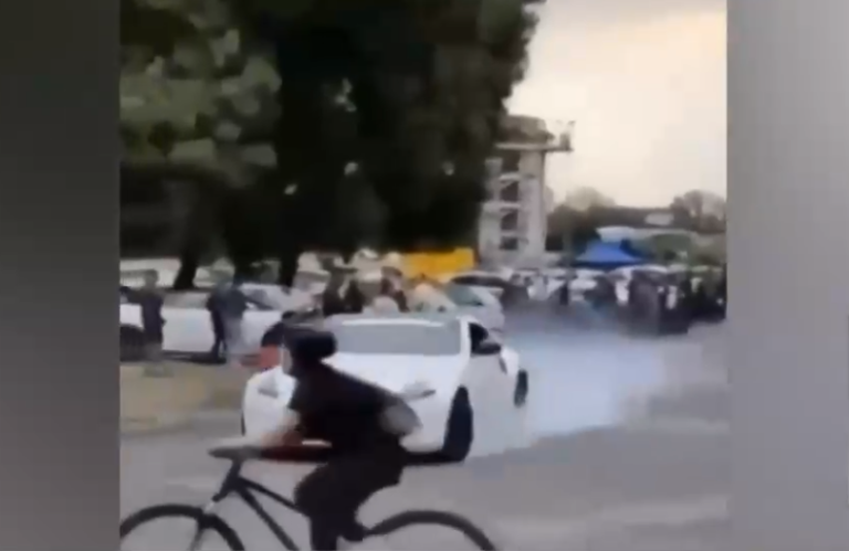 Se salvó de milagro: Captan momento en que ciclista casi es atropellado por auto en carrera clandestina