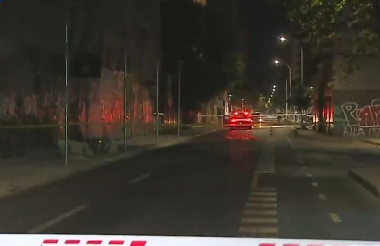Fue hallado en la calle: Joven de 17 años murió tras ser apuñalado en el centro de Santiago
