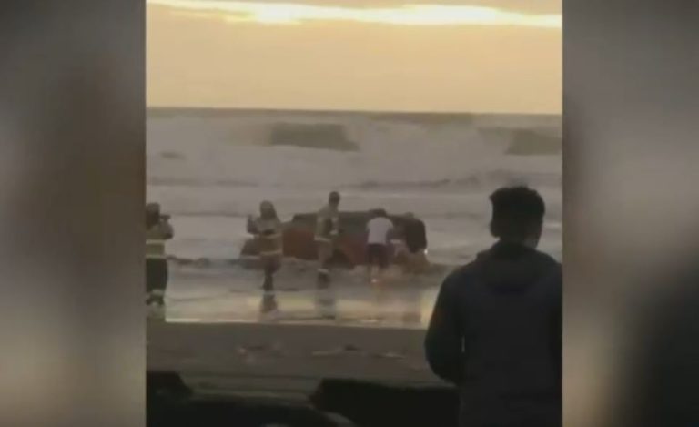 Terminó completamente metido en el mar: Fuerte oleaje se llevó una camioneta en Puerto Saavedra