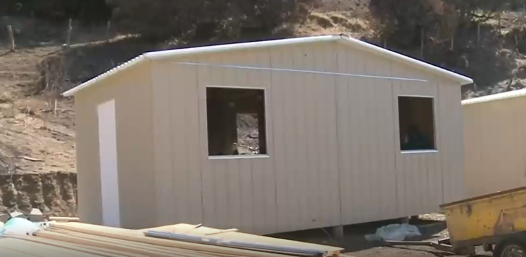 24 metros cuadrados: Gobierno entrega primeras viviendas de emergencia para damnificados y recibe críticas