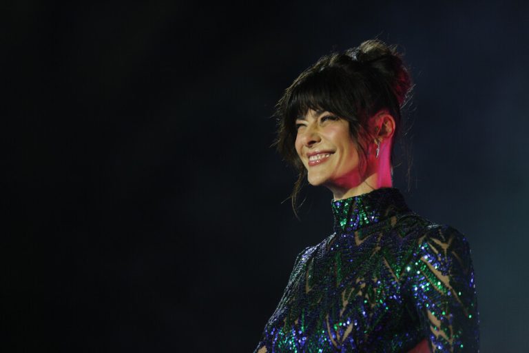 Con brillos y transparencia: Tonka Tomicic inauguró la gala del Festival de Viña 2023 con atrevido vestido