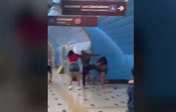 Se continúan produciendo violentas peleas al interior del Metro de Santiago: Guardias estarían sobrepasados