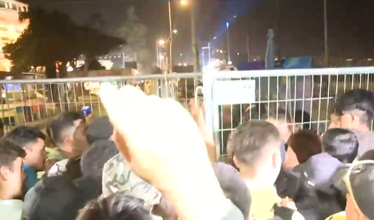 Intentaron abrir las rejas: Molestia entre personas que querían ingresar a la Gala del Festival de Viña 2023