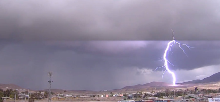 Usuarios de redes sociales captan soprendentes registros de tormentas eléctricas en el norte del país