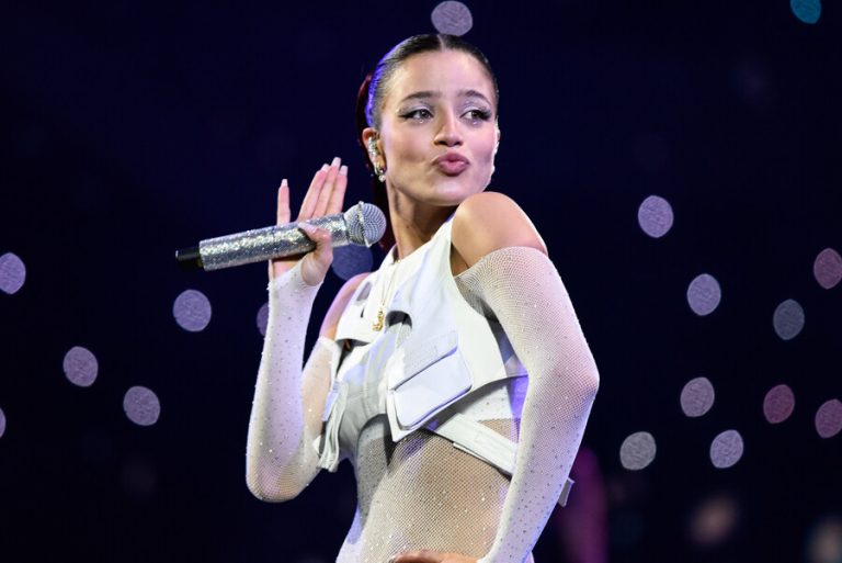 Hubo caño, invitados y muchos brillitos: Los memes y reacciones que dejó el show de Emilia en Viña