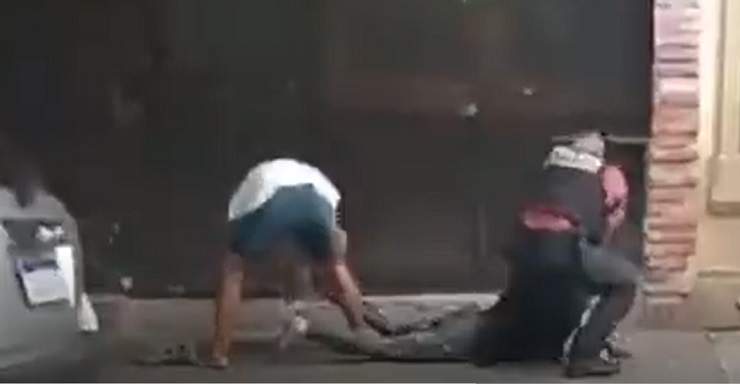 Era su oportunidad: Hombre le roba zapatillas a sujeto que estaba siendo detenido por la policía en Argentina