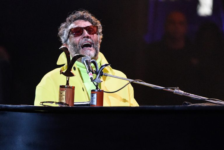 Con ovaciones y peticiones de antorcha: Así fue la presentación de Fito Paez en Viña 2023