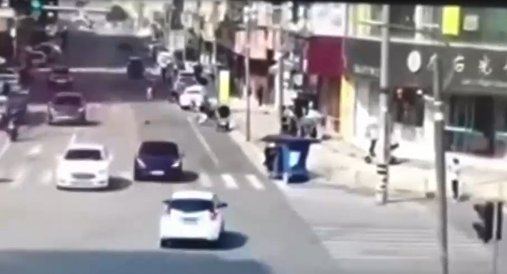 Conductor se salvó de milagro: El impresionante accidente que protagonizó un Tesla en China